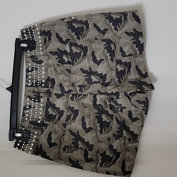 INC International Concepts Size 0 Camo Stud Embellished Shorts, Exc. Used Cond. - Picture 2 of 9